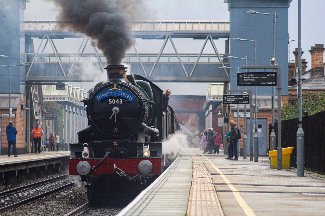 Daniel Morgan-Cox on Train Siding: 5043 "mount edgecumbe" and 47773 are seen picking up passengers at loughborough #trainspotting #diesel #steam
#station