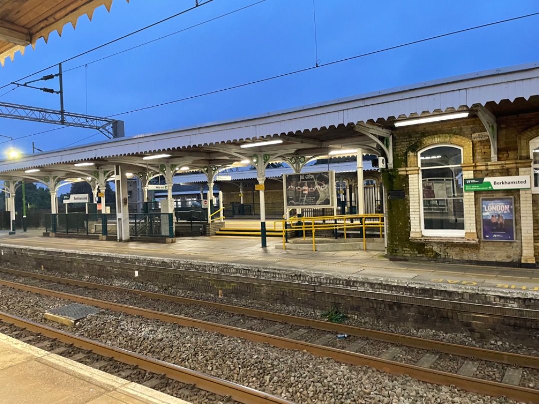 JackzTrackz on Train Siding: Dale morning at Berkhamsted. Sad day today. Last class 325 running with mail today. Probs more passing empty to go to store.
(20/09/2024)