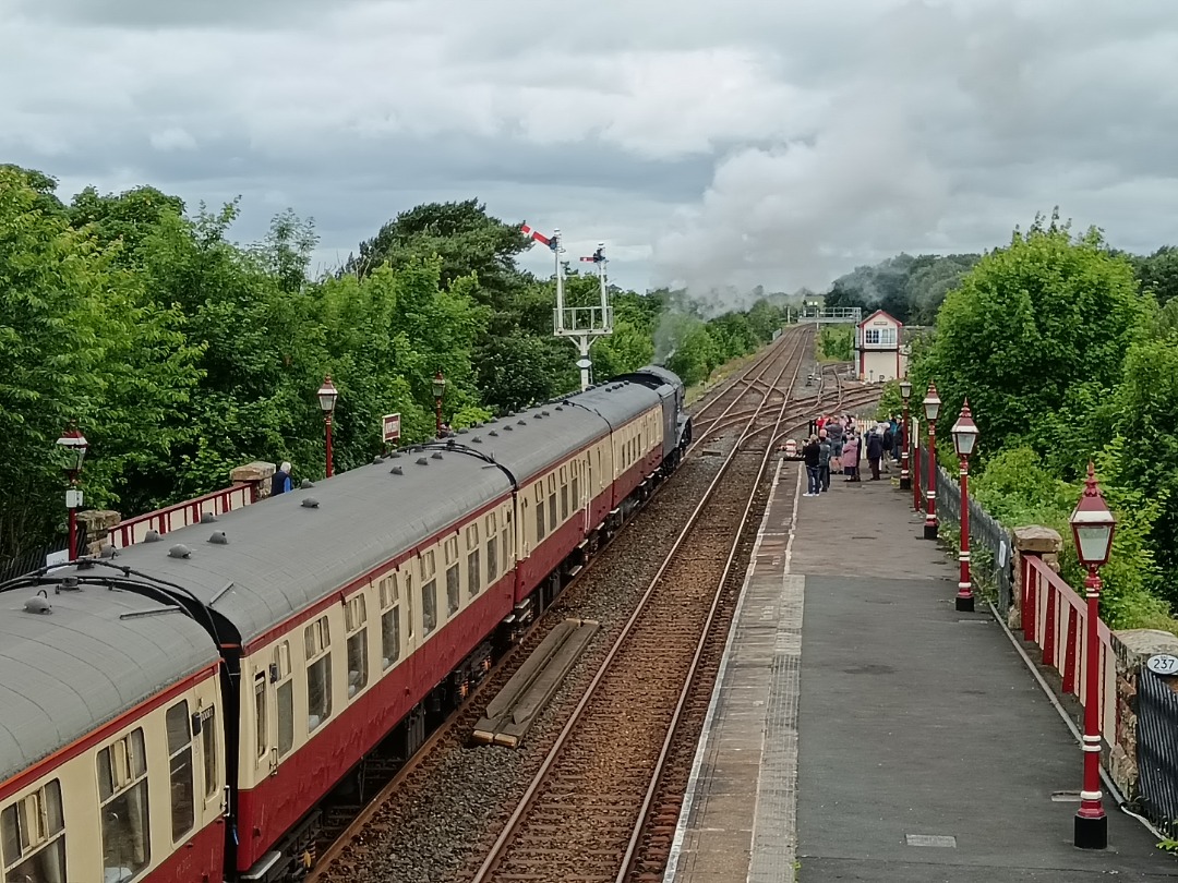 Whistlestopper on Train Siding: LNER A4 No. #60007 "Sir Nigel Gresley' and class 57/3 No. #57311 pausing at Appleby to take on water this morning
working the outbound...