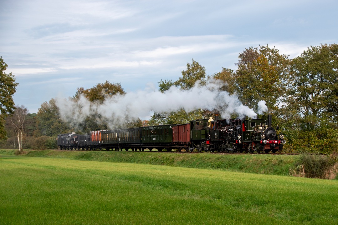 Treinen in Twente & Omgeving on Train Siding: SHM 6513 MBS 7853 & 8107 met een gemixte trein door Haaksbergen tijdens de Najaarsstoomdagen van de Museum
Buurtspoorweg!