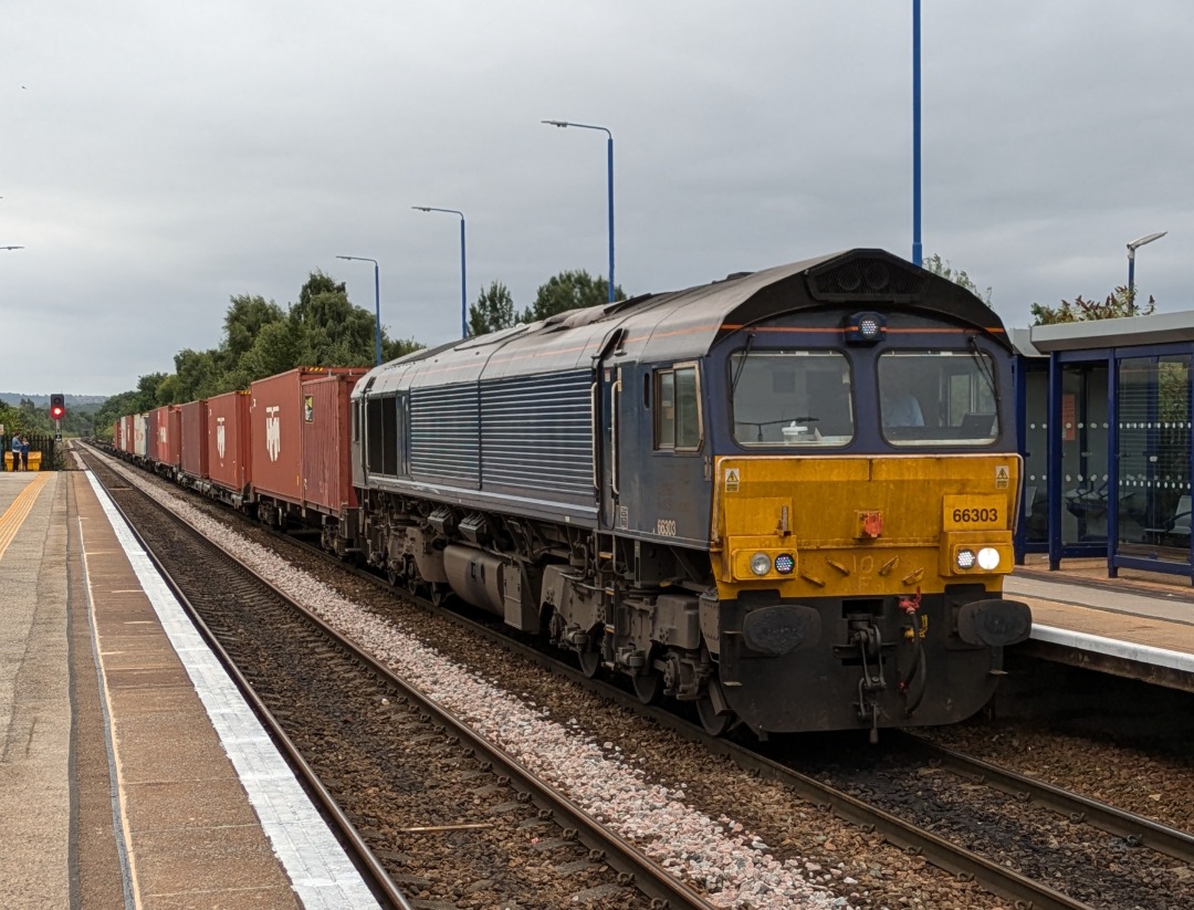 Ryan Watson on Train Siding: Swinton Station; 43089 (43159 on rear) 1Z43 NCL - CTR & 66303 4E33 Southampton Western Docks - Doncaster Iport.