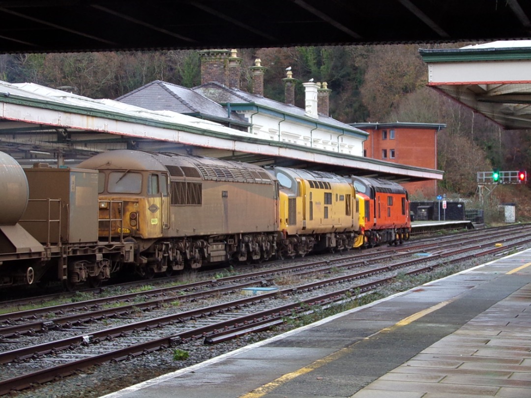 Logan Humphreys on Train Siding: MEGA LOCO LASHUP | What A Move This Was! 37405+97303+56113+56051 Absolutely Powering Through Bangor With The Last 3S71 Of This
Year,...