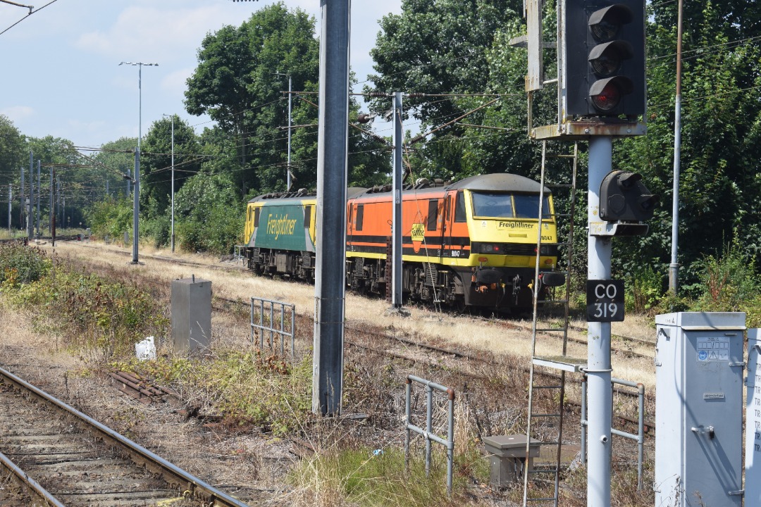 Hardley Distant on Train Siding: CURRENT: 90047 (Nearest Camera) and 90049 (Furthest from Camera) are seen stabled next to Platform 1 at Ipswich Station today
between...