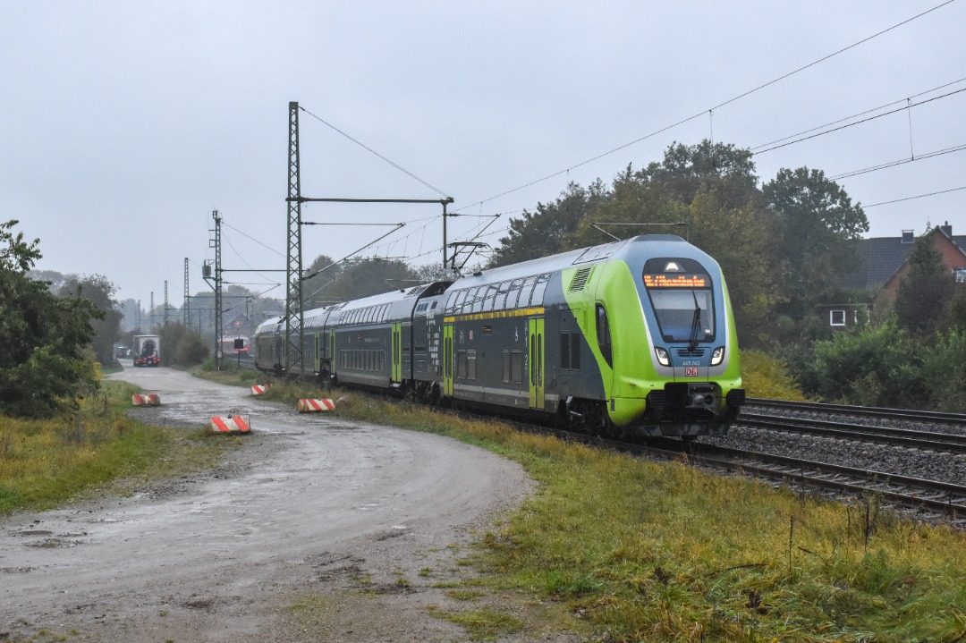 NL Rail on Train Siding: DB Regio Twindexx 445 042 rijdt langs de Ladestraße in Owschlag als RE 7 naar Neumünster. Normaal rijdt de trein naar
Hamburg Hbf maar door...