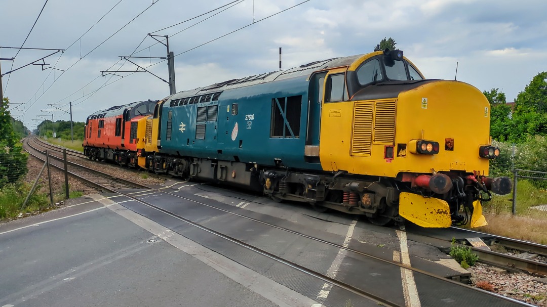 kieran harrod on Train Siding: Colas 37610 + HNRC 37405 through Moat hills LC heading towards Doncaster on 0Z37 Millerhill - Derby RTC this afternoon.
18/06/24.