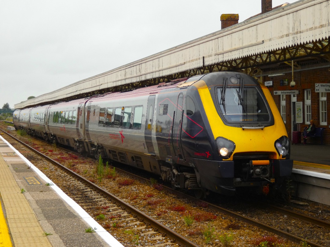 Jacobs Train Videos on Train Siding: #221115 is seen stood at Taunton in its ex-Avanti livery which I actually quite like working an absolutely rammed
CrossCountry...