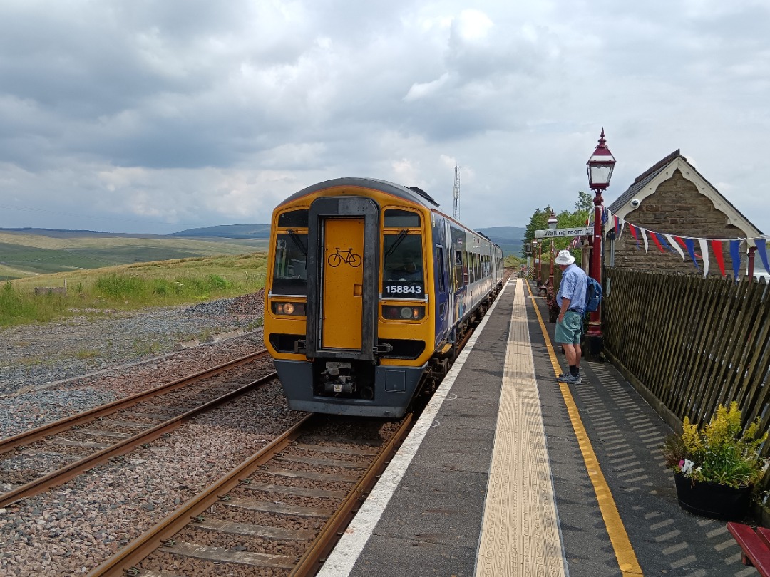 Whistlestopper on Train Siding: Northern class 158/8 No. #158843 calling at Ribblehead working 2H90 1318 Leeds to Carlisle.