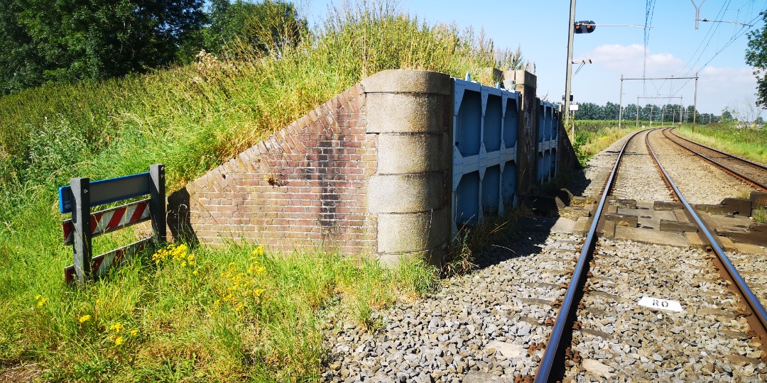 De Projecten on Train Siding: Coupure in a dyke near Krabbendijke, Rillandseweg/Nwe Rijksweg. In case of a dyke-breaktrough, these doors can be shut to avoid
the sea...