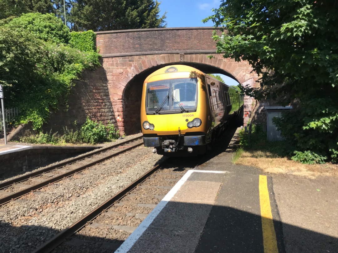 RodRail on Train Siding: #WMR class #172, direction Kidderminster, passing under Brake Lane and #GWR #footbridge at #Hagley #Worcestershire