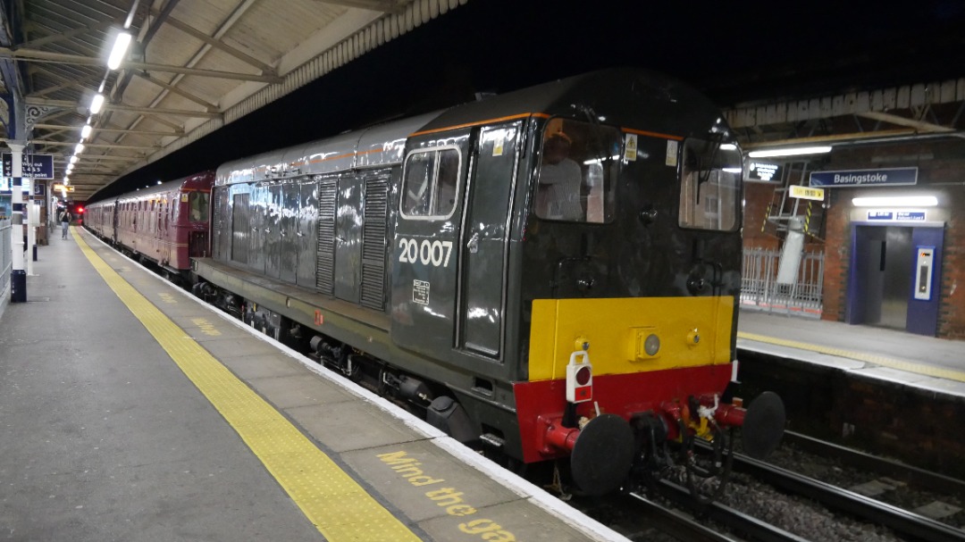 Dean Knight on Train Siding: 50008 "Thunderer" on the 1Z57 charter through Basingstoke yesterday, with 20007 on tow. She made a tremendous sound as
she departed!...