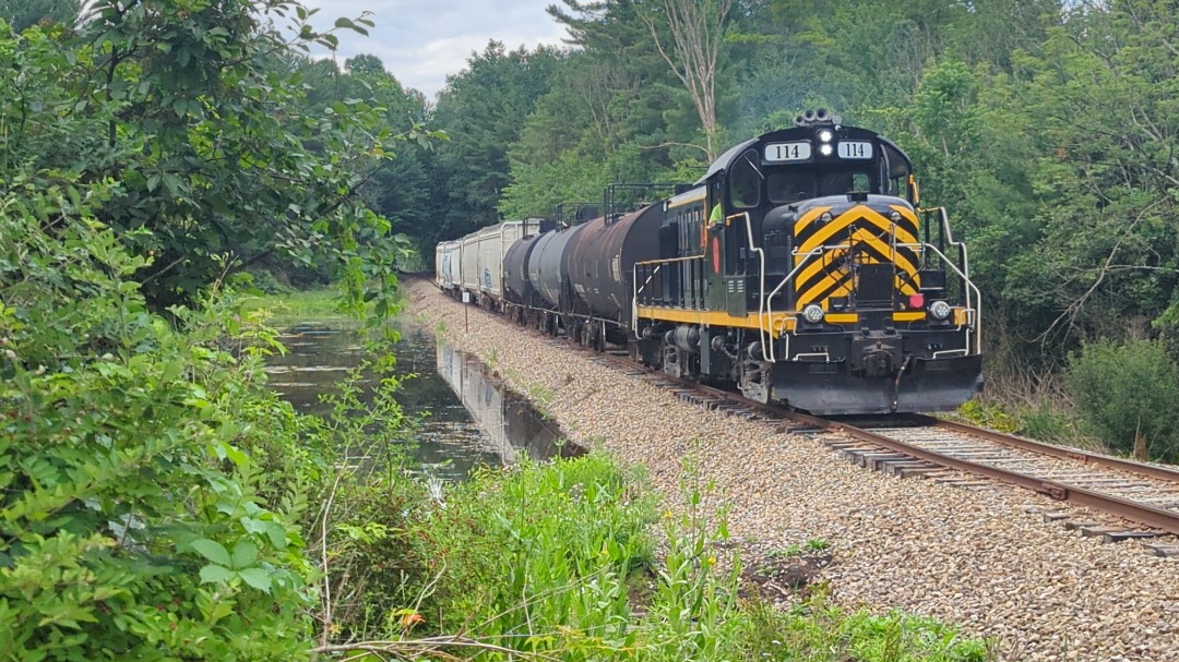 CaptnRetro on Train Siding: Passing the Pond - Arcade & Attica RS3M #114 passes Beaver meadow pond. I normally get a wider angle, but lest my sneakers get
waterlogged...