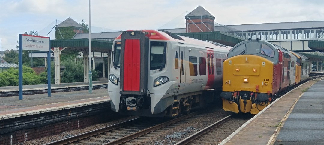 TrainGuy2008 🏴󠁧󠁢󠁷󠁬󠁳󠁿 on Train Siding: It's been a great day up here in North Wales; we had FOUR Class 37s in one day; 37884, 37608,
37508 and 37418!