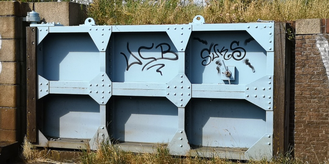 De Projecten on Train Siding: Coupure in a dyke near Krabbendijke, Rillandseweg/Nwe Rijksweg. In case of a dyke-breaktrough, these doors can be shut to avoid
the sea...