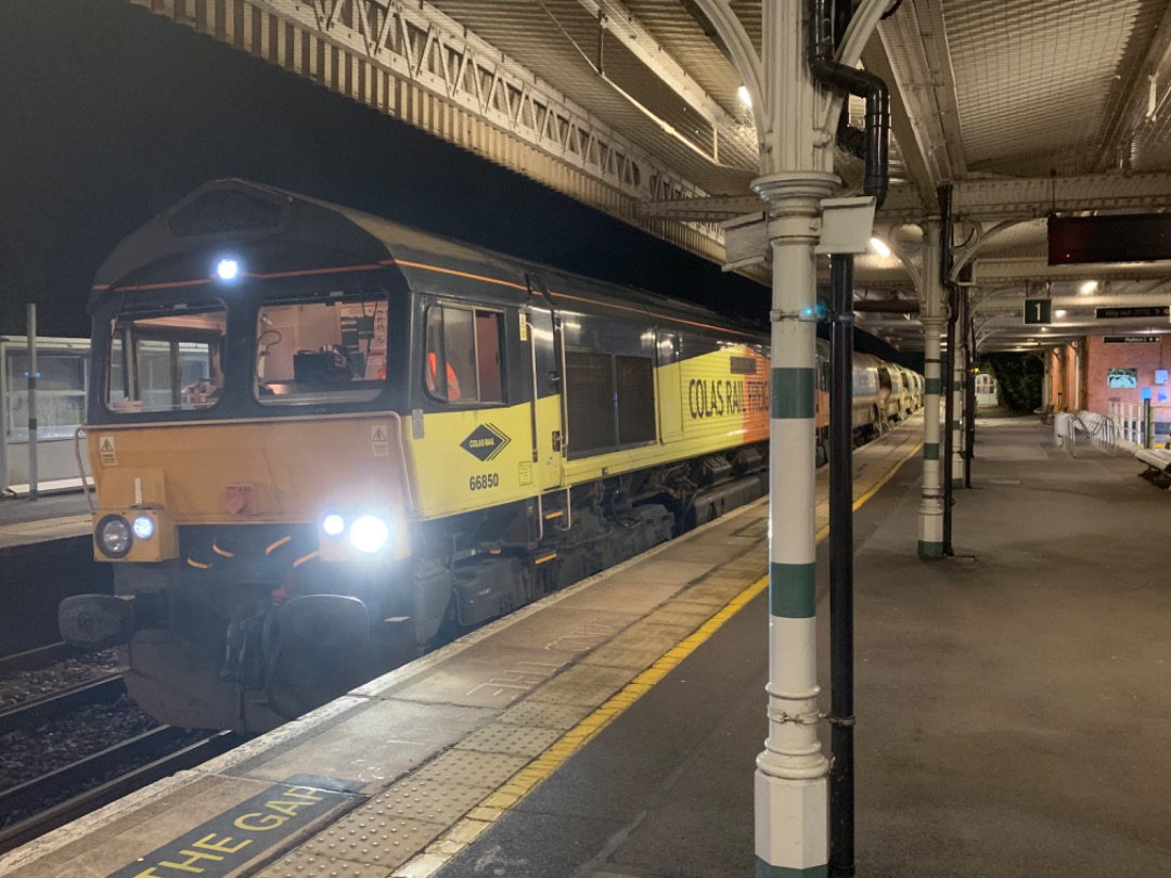 Mista Matthews on Train Siding: I was rudely awakened to let Colas Rail 66850 "David Maidment OBE" exit engineering possession out at Earlswood.
Heading it's train of...