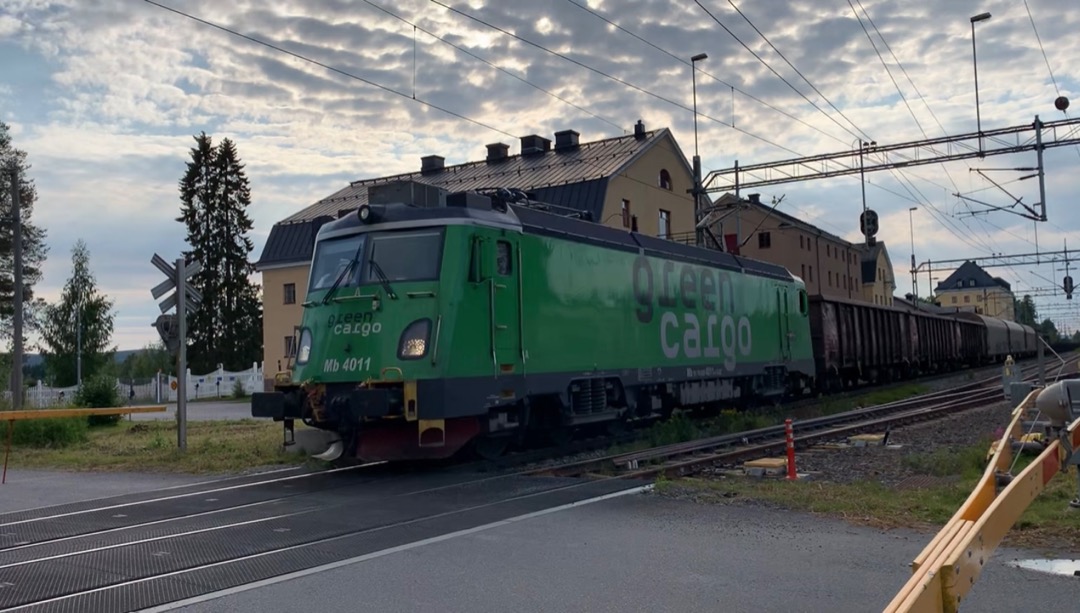 Pella on Train Siding: Train 9118 bound for Luleå, at the Boden Södra crossing. Engine is Green Cargo Mb 4011 (maker is Softronic).