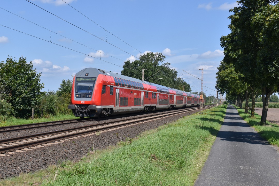 NL Rail on Train Siding: Een stam Dosto rijtuigen van DB Regio en loc 146 106 rijden langs Dörverden als RE 8 naar Hannover Hbf.