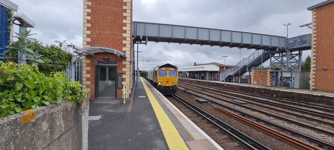 andrew1308 on Train Siding: A few pictures taken today of 66740 passing Paddock Wood with the 6Y48 Grain Foster Yeoman GBRF to Tonbridge West Yard