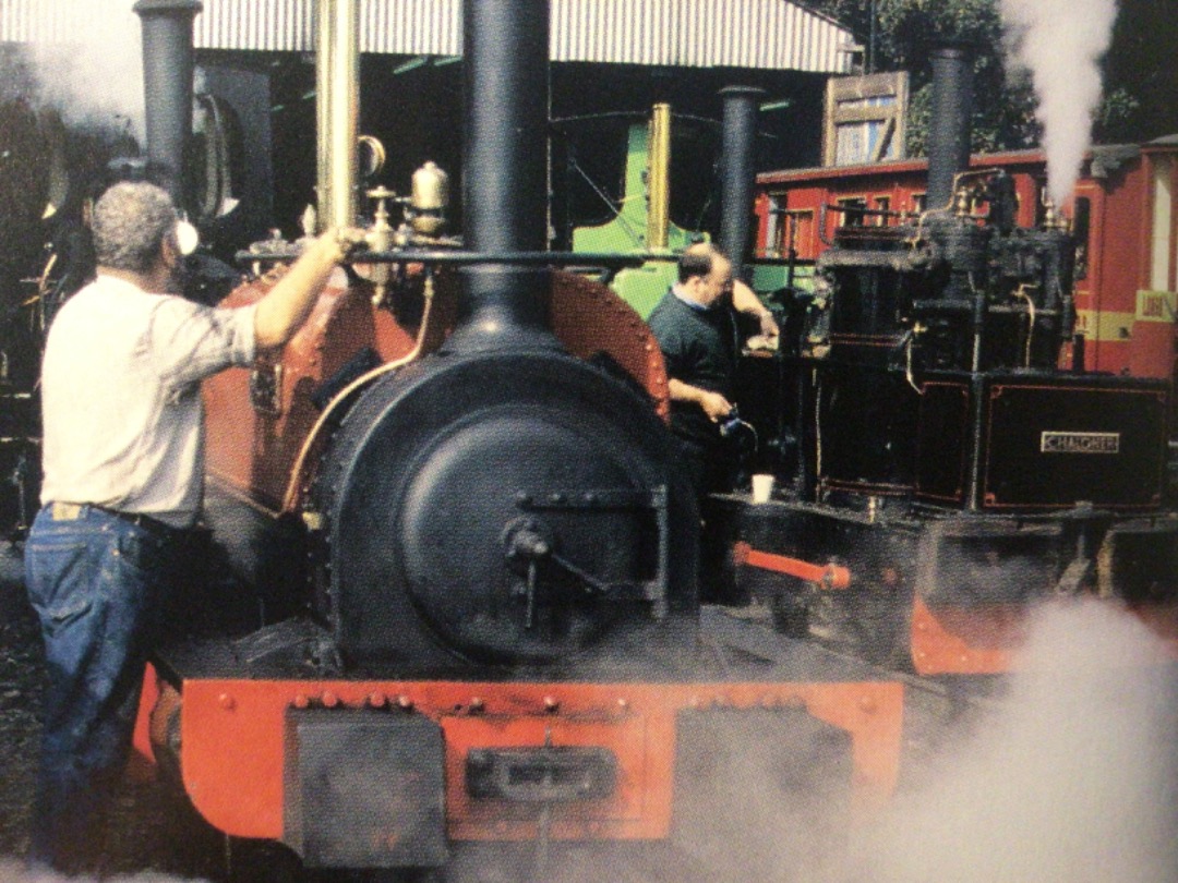 Alex Coomber on Train Siding: Getting up a full head of steam on the Leighton Buzzard Light Railway. On the left is an 0-4-0ST Alice while on the right is the
1877...