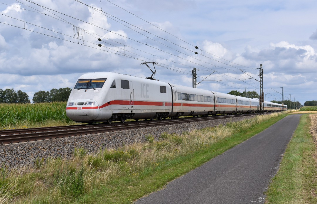NL Rail on Train Siding: DB ICE stel 401 012 rijdt langs Westbevern als ICE 927 naar Passau Hbf. De reden om deze plek in Westbevern te bezoeken was de
omgeleide IC...