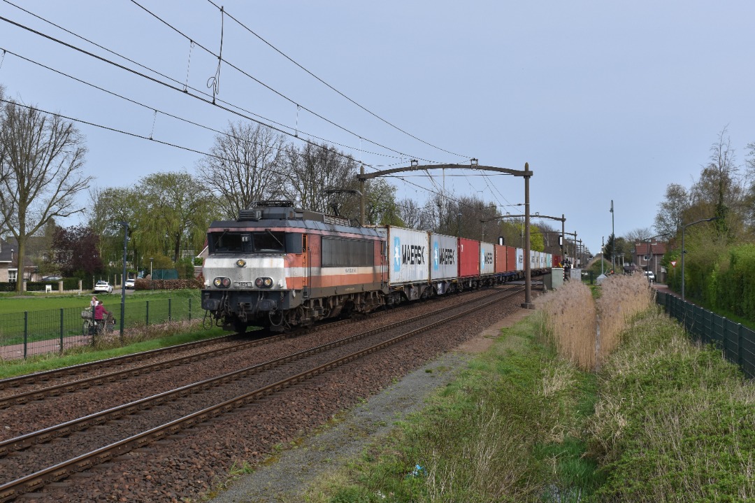 NL Rail on Train Siding: RFO 1831 komt met de Gekkengraaf shuttle langs de Slegersstraat in Helmond gereden onderweg naar Kijfhoek.