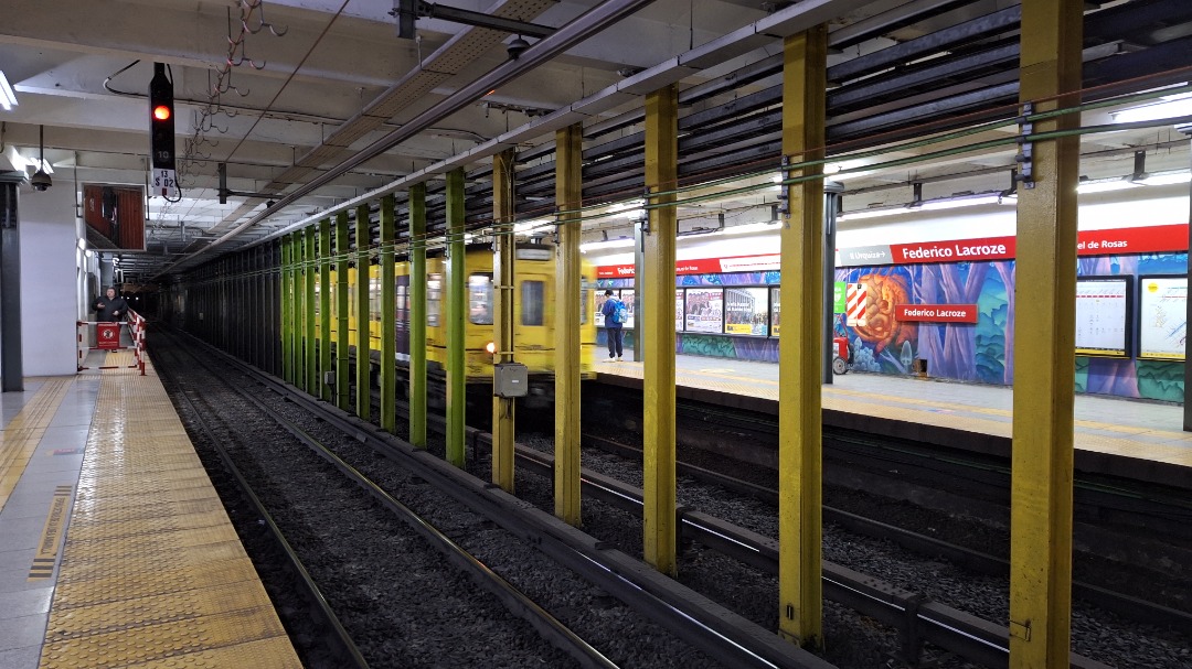 Kippx on Train Siding: Hi! I've had a long pause from train siding lmao. Anyways, here is a photo of a Toshiba in the Urquiza Line (Yellow with red and
white stripes)....