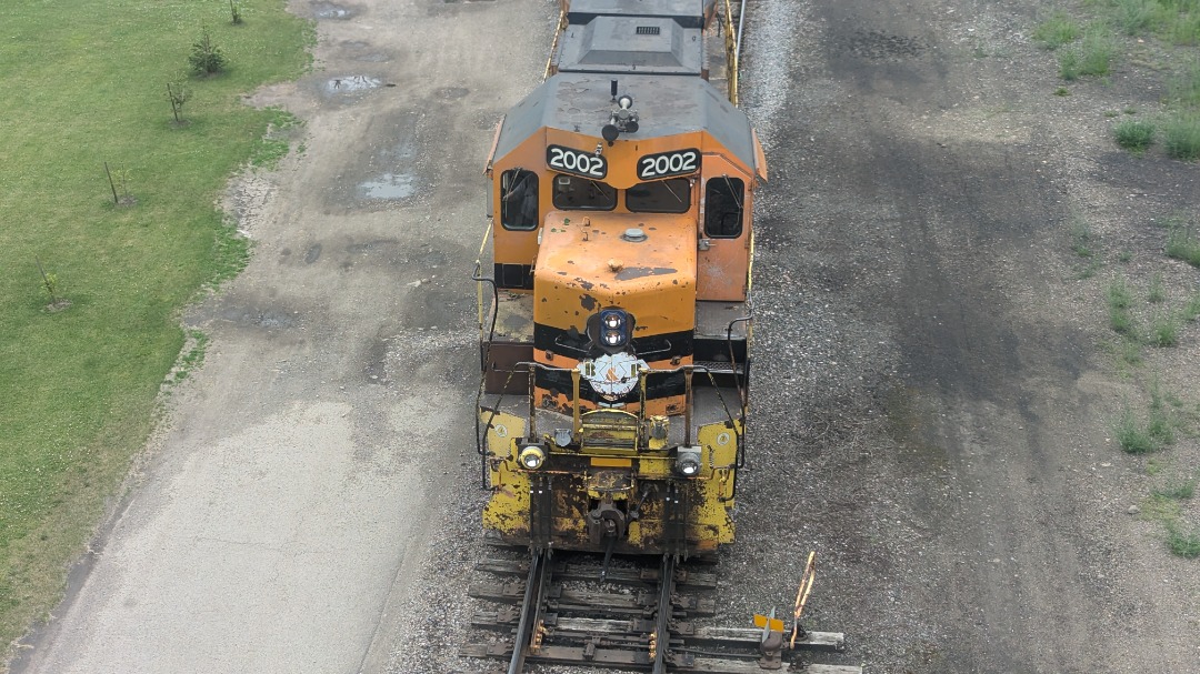 CaptnRetro on Train Siding: BF-1 Power this week was BPRR GP-38 no. 2002, and BPRR SW1500 no. 1508. Shots taken from an overpass above the junction. #switcher
#geep...