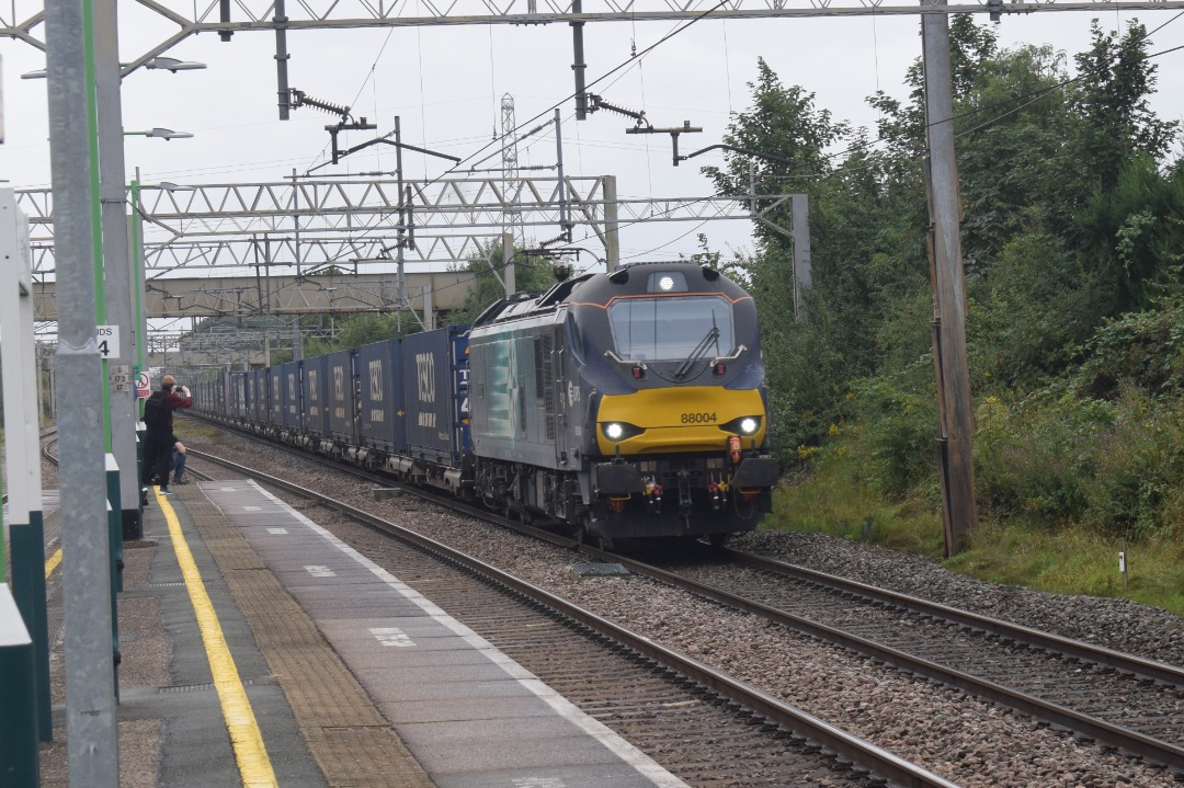 Hardley Distant on Train Siding: CURRENT: 88004 'Pandora' passes through Acton Bridge Station today with the 4S43 Daventry International Railfreight
Terminal to...