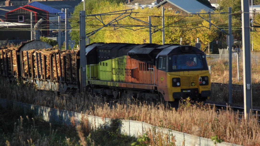 TheWestCoastTrainspotter on Train Siding: Managed to catch failed 70804 being hauled back to carlisle N.Y. by 57307 Thunderbirds Lady Penelope at upperby
junction