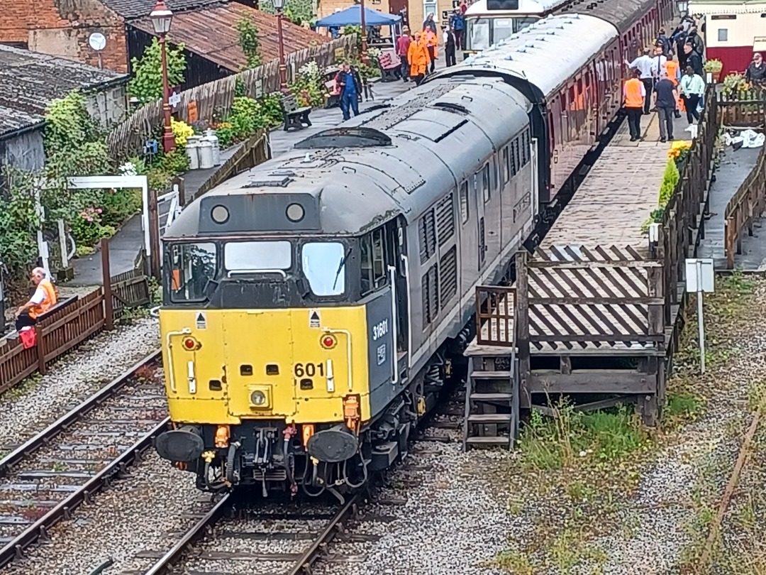 Trainnut on Train Siding: D213, Chiltern 68013 , LSL Bubble car, 73001, 31601, 43357 43098, 43016 and various Great Western shots. Latest shots from me up to
date.