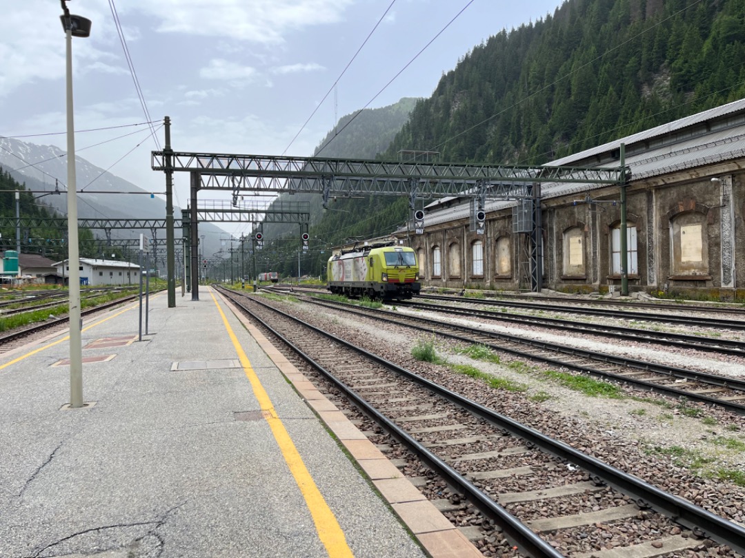 Joran on Train Siding: Een bestelbustrein genomen in Brennero - Brenner. De locomotief daarvan ging loskoppelen. Daarna kwam er een andere locomotief ( met
graffiti )...