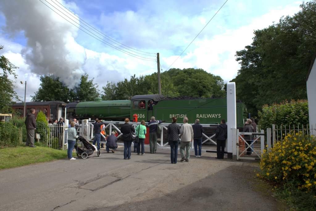 Wymondham abbey station on Train Siding: This weekend Sunday setback is class B1 locomotive 61306 Mayflower going across the crossing at Wymondham during a
Summer...