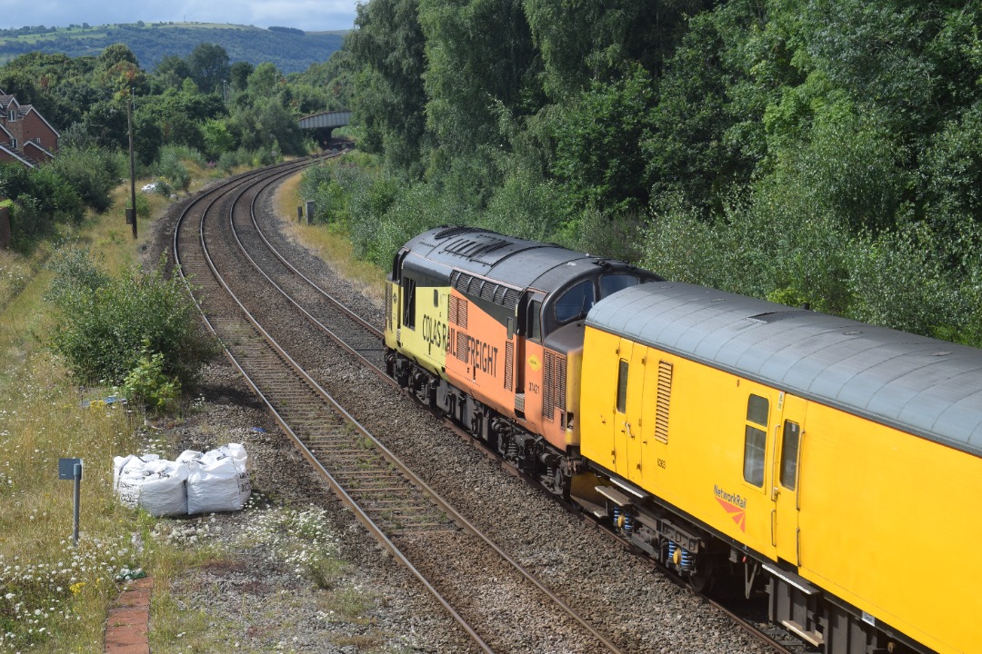 Hardley Distant on Train Siding: CURRENT: 37405 (Front - 1st Photo) and 37421 (Rear - 2nd & 3rd Photos) crawl through Ruabon Station today with the 3Q95
06:14 Derby...