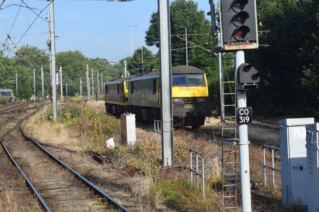 Hardley Distant on Train Siding: CURRENT: 90043 (Front) and 90014 'Over The Rainbow' (Behind) are seen stabled to the North of Ipswich Station today
between duties.