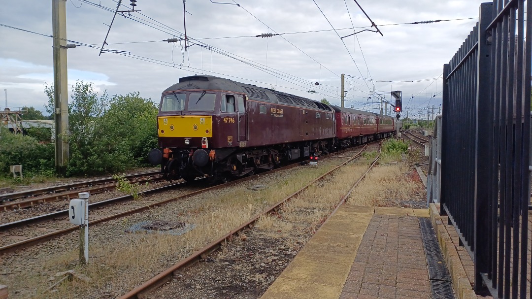 James Taylor on Train Siding: Class 47 746 and 37 516 at warrington Bank Quay station Go to Channel for more at James's train's 4472