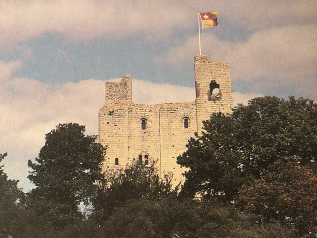 Alex Coomber on Train Siding: Close to the Colne Valley Railway is the magnificent Norman Tower of Hedingham Castle begun in the 11th or early 12th Century. At.
22.2m...