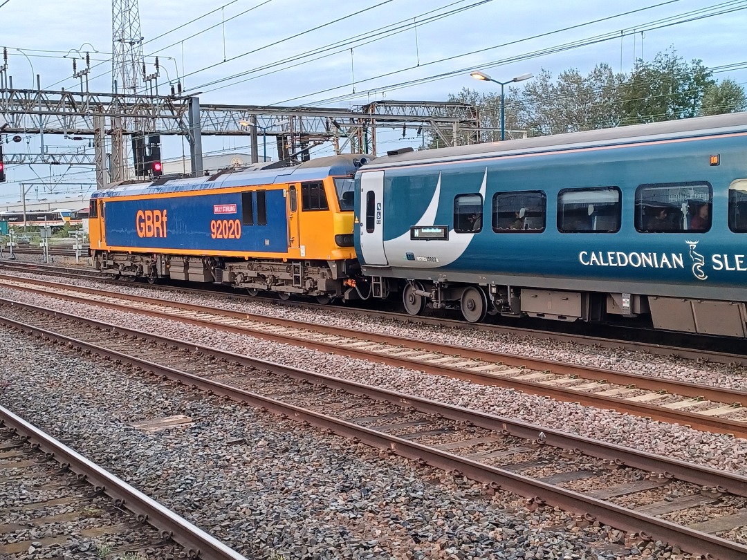 Trainnut on Train Siding: #photo #train #diesel #electric #station 92020 on the Caledonian Sleeper. 37607 & 37254 on Network Rail test train. All at Crewe
today.