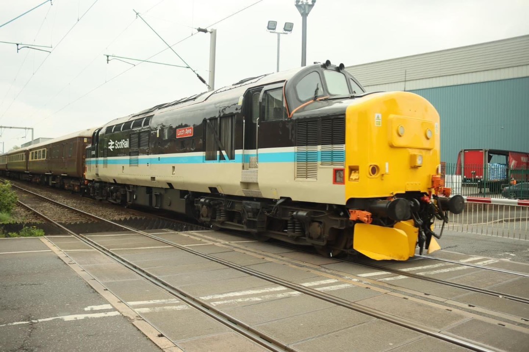 Inter City Railway Society on Train Siding: Locomotive Services 37409 passing Noose Lane Willenhall level crossing on 5Z27 Kidderminster S.V.R - LS Crewe H.S.