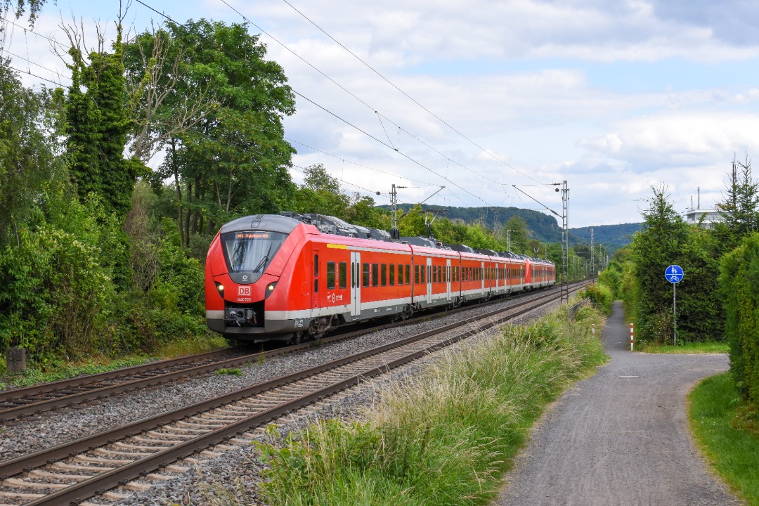 NL Rail on Train Siding: DB Regio 1440 222 en 1440 376 komen langs de Himmerichweg in Bonn gereden als RE 8 uit Koblenz Hbf naar Mönchengladbach Hbf.