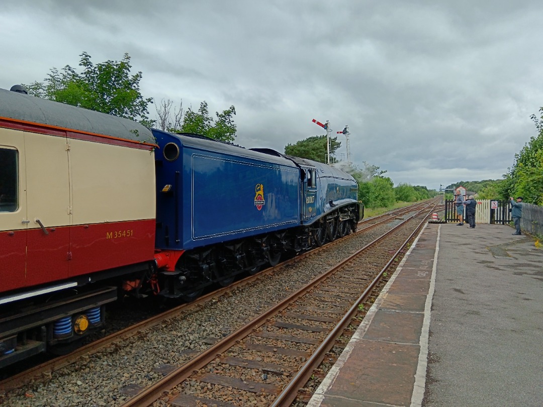 Whistlestopper on Train Siding: LNER A4 No. #60007 "Sir Nigel Gresley' and class 57/3 No. #57311 pausing at Appleby to take on water this morning
working the outbound...