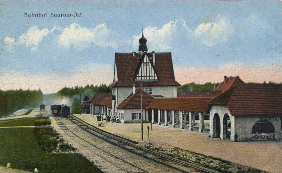 Affen Gamer on Train Siding: Der Bahnhof Bad Saarow wurde am 03.06.1911 als Saarow Ost auf der Strecke Fürstenwalde-Beeskow eröffnet im April 1945
wurde der Bahnhof...