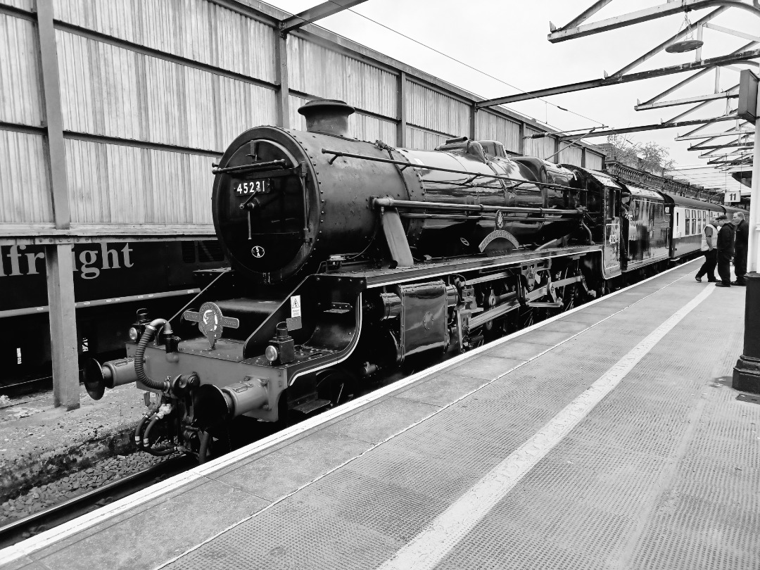 Trainnut on Train Siding: #photo #train #steam #diesel #electric Crewe today 90028 on postal, 73961 on a test train, 45231 Sherwood Forester on a railtour via
Chester.