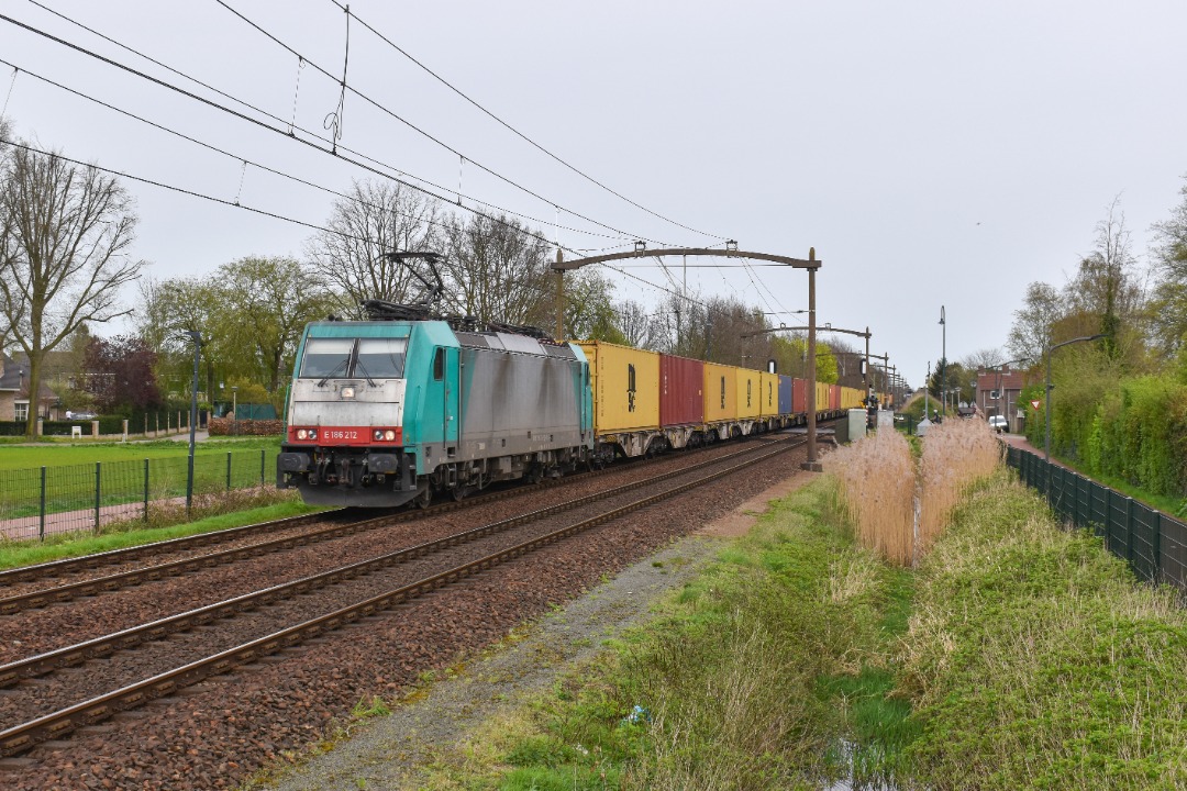 NL Rail on Train Siding: Medway 186 212 komt met een containertrein langs de Slegersstraat in Helmond gereden onderweg richting Eindhoven.