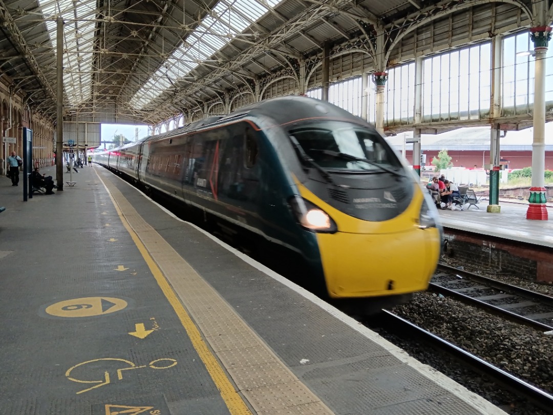 Whistlestopper on Train Siding: Avanti West Coast class 390/0 No. #390046 arriving into Preston this afternoon working 9S70 1216 London Euston to Edinburgh.