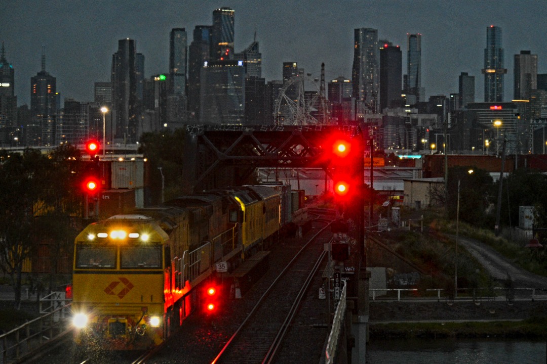 Shawn Stutsel on Train Siding: Aurizon's ACD6057, GWU015 and G533 on a very late 7MP1, Intermodal Service arrives at the Bunbury Street Tunnel, Footscray
Melbourne...