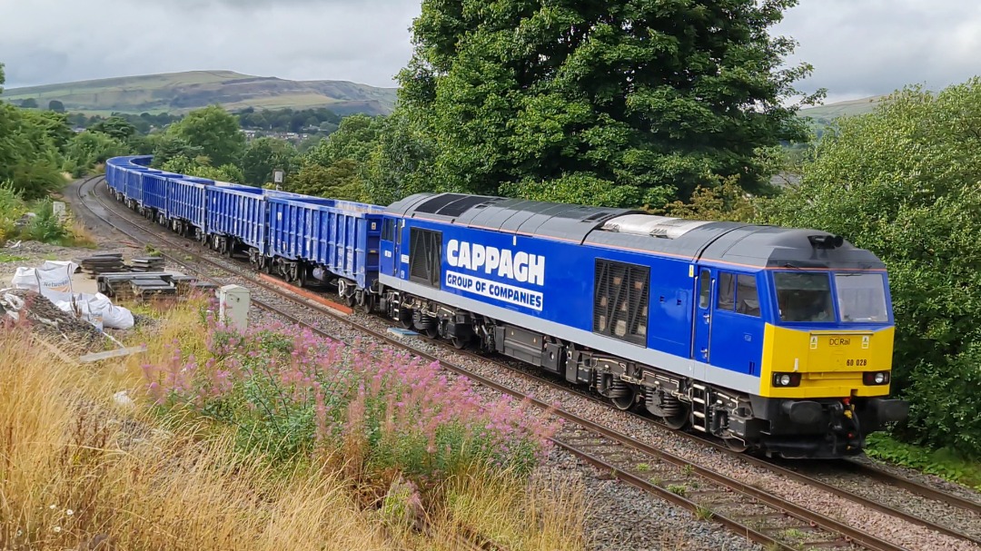 Tom Lonsdale on Train Siding: #DCRail #Tug 60028 on 6Z26 Chaddesden Sidings to Peak Forest Cemex Sidings. #trainspotting #train #diesel #lineside #photo
#Class60...