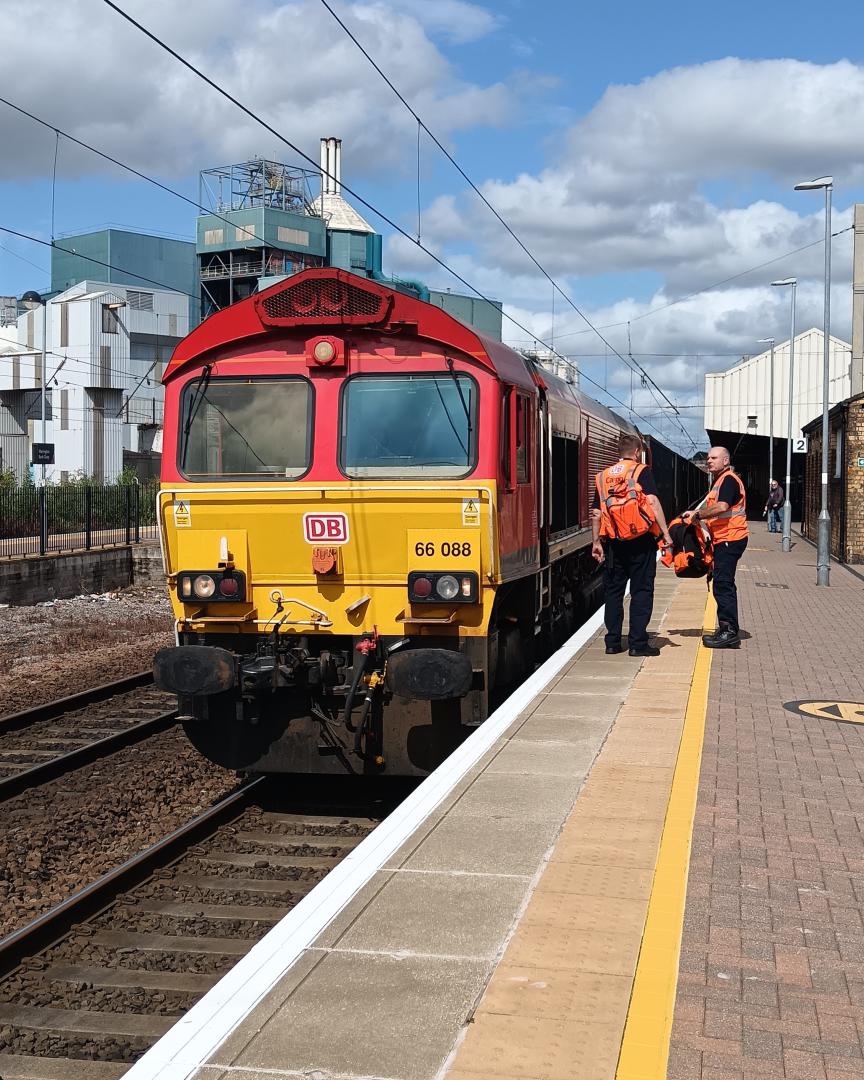 TrainGuy2008 🏴󠁧󠁢󠁷󠁬󠁳󠁿 on Train Siding: I have had a hellfire day in Warrington Bank Quay today.. double headed Class 50s, a triple headed
90+66...