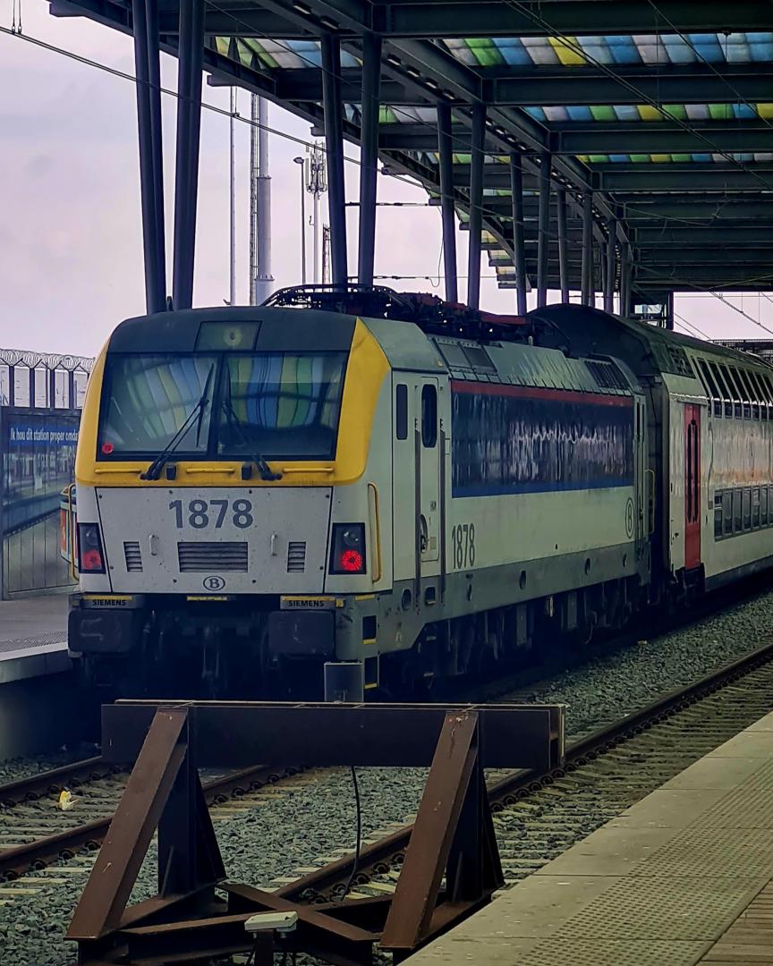 BelgianTrainspotter on Train Siding: HLN18 with M7, I11 and I10 wagons stays at Oostende Station and for green sign to go back to Brussels and Eupen!