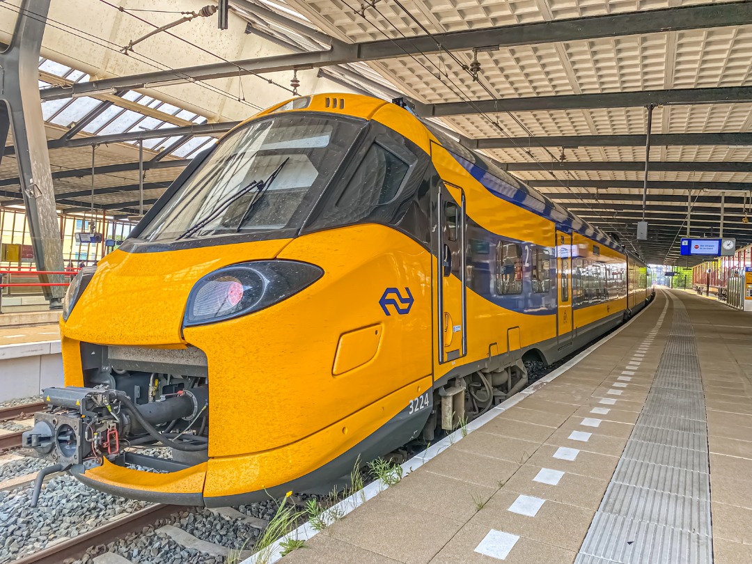 OVIsaiah on Train Siding: NS ICNG 3224 die gestremd staat op spoor 1 van Schiedam Centrum. Deze was gekoppeld met de 3139 en ging daarna verder naar Rotterdam
Centraal...