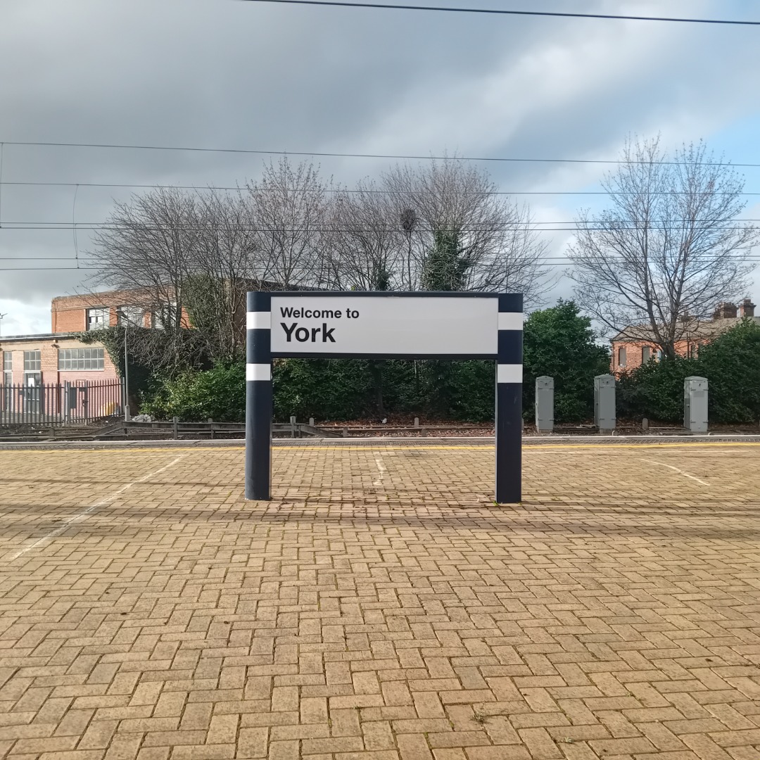 Country Trains on Train Siding: A but of a late post but caught Class 47 'Crewe Diesel Depot', a Black 5 and Sir Nigel Gresley 60007 at York and a few
other spots. A...