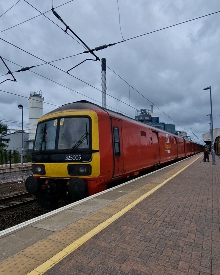 Nathaniel on Train Siding: Some of the trains I saw at Warrington BQ today. 66 734 in platinum jubilee livery, 325 005 in royal mail livery, 20 066 in BR
blue/yellow...